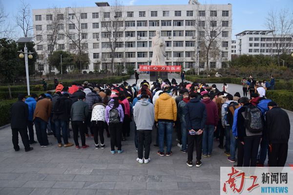 2015-12-09_111516_190139.jpg 全体师生行鞠躬礼1.jpg